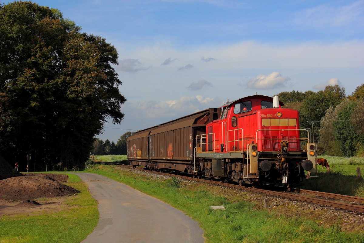294 882-6 war am 10.10.2014 auf der TWE-Strecke unterwegs in Richtung Gütersloh.