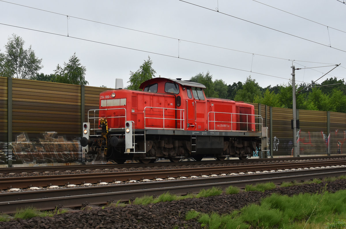 294 886-7 der DB Schenker auf Solofahrt in Richtung Lüneburg. Höhe Bardowick, 26.06.2018.