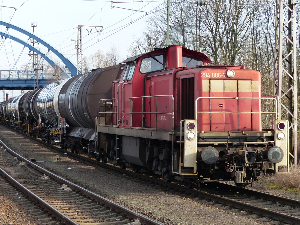 294 886 mit ihrer Rangierabteilung in Salzbergen, 16.03.2023