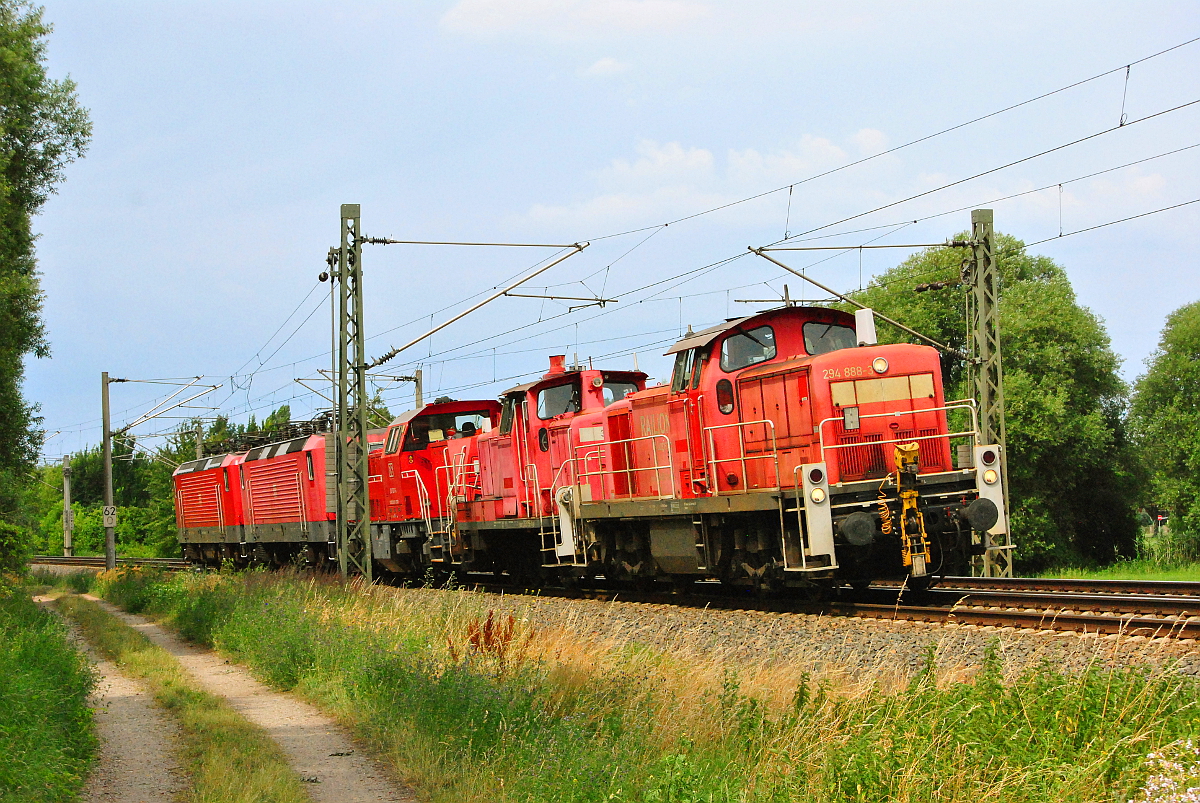 294 888-3 mit Lokzug, bestehend aus 363 158, 261 & 2x 143, kurz hinter Delitzsch am 08.07.2016.