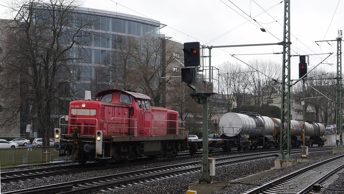 294 888 RAILION mit einem kurzen Zug Kesselwagen unterwegs nach Köttewitz (Müglitztal); Dresden Hbf. 09.03.2020
