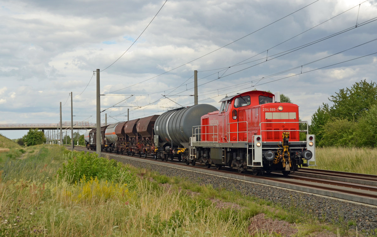 294 889 holte am 07.07.20 in Bitterfeld eine Übergabe ab. Auf dem Weg zurück zum Rbf Halle(S) passiert sie mit ihrem kurzen Zug Brehna.