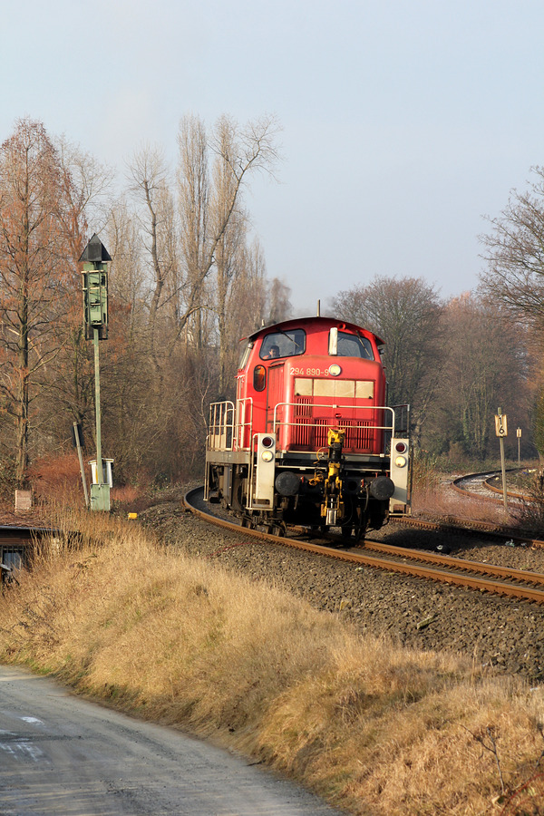 294 890 wurde am 17. Januar 2017 am BÜ Uechtingstraße in Gelsenkirchen fotografiert.
Die Lok war Lz auf dem Weg von Gelsenkirchen-Horst Nord nach Gelsenkirchen-Bismark.