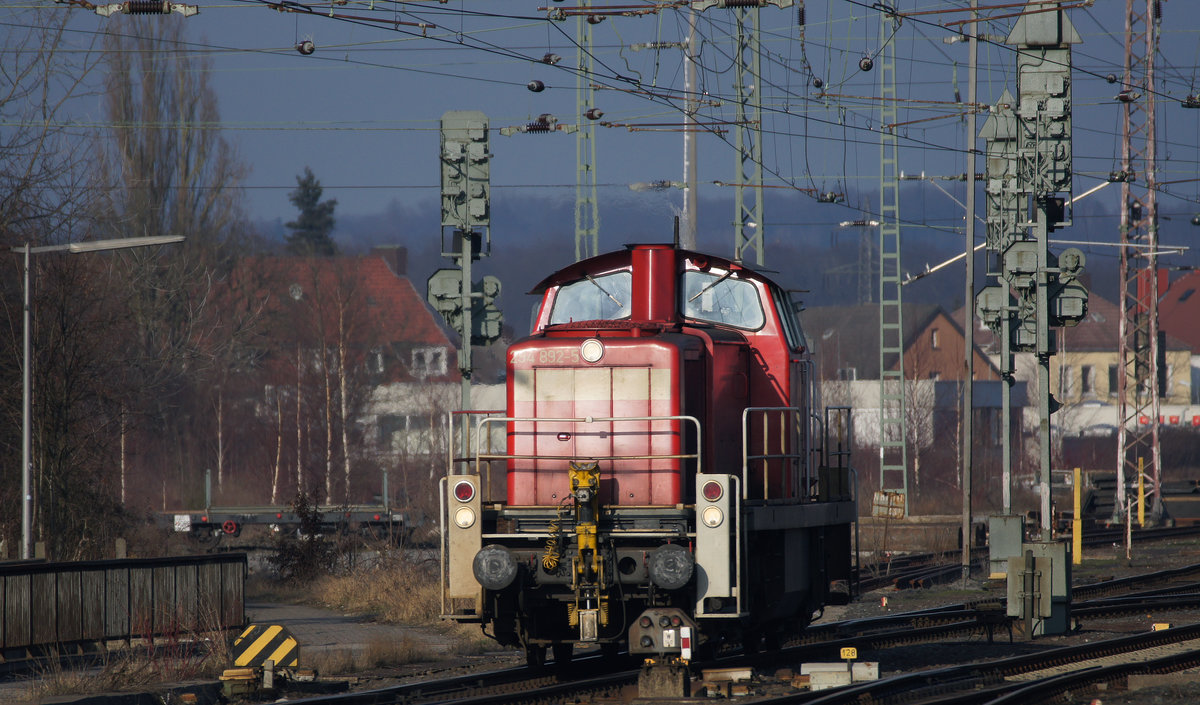 294 892-5 am 11.02.2013 im Bahnhof Osnabrück. Kurz nach dieser Aufnahme wechselte die Lok vom oberen Bahnhof über die Kluskurve in den unteren Bahnhof.