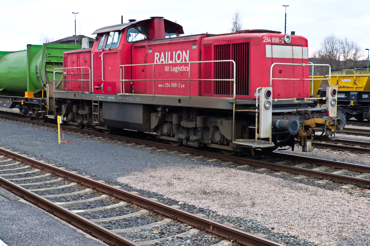 294 898-2 vor einem Müllzug im Bahnhof Weiden abgestellt 14.01.2018