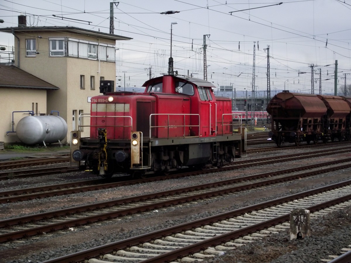 294 899-0 rangiert am 07.12.13 in Hanau Hbf von Gleis 103 aus fotografiert