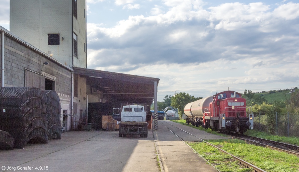 294 902 am 4.9.15 bei der Fa.Engert auf der Mainländebahn. Am rechten Bildrand sieht man Frickenhausen am anderen Mainufer.