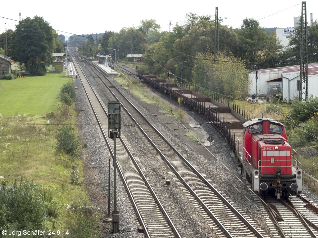 294 902 hatte am 24.9.14 den entladenen Güterzug aus Schlüsselfeld nach Strullendorf gebracht. Bei einem kurzen Aufenthalt in Gleis 3 gab der Lokführer die Weichenschlüssel für die Nebenbahn beim Fahrdienstleiter zurück. Dann ging es auf der Hauptstrecke nach Bamberg weiter.