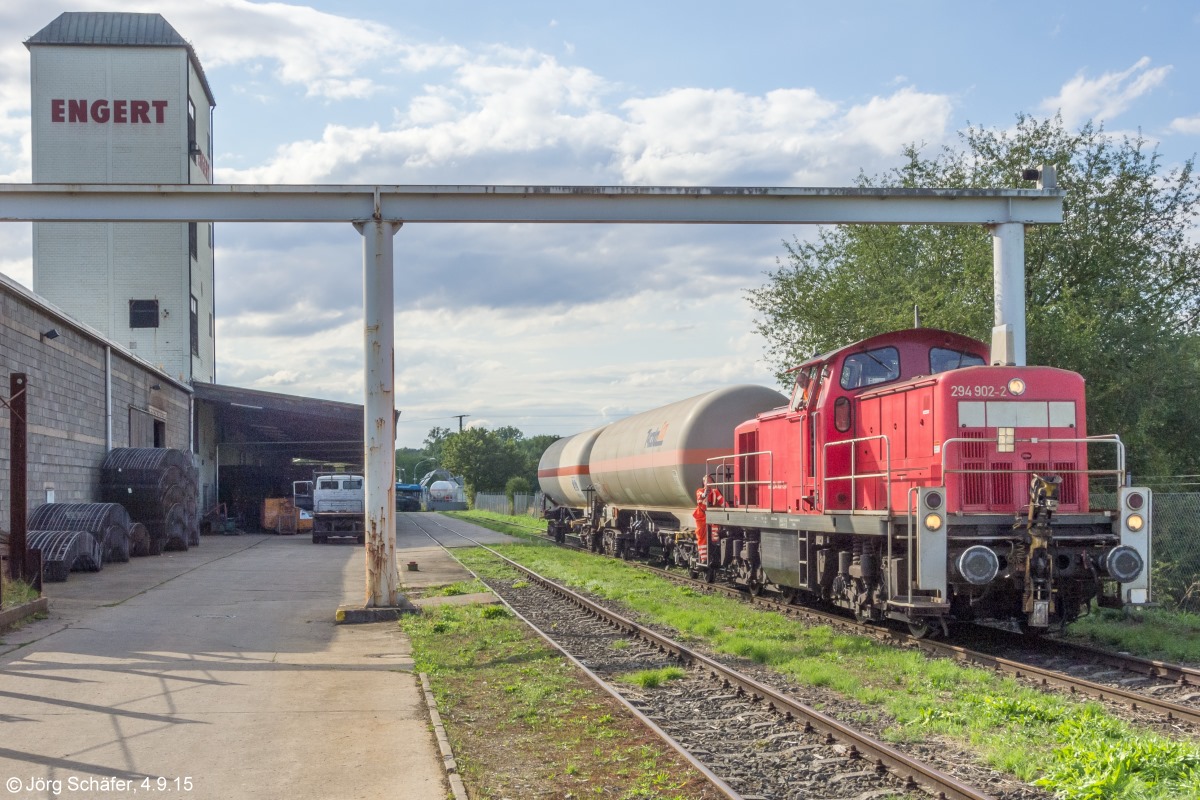 294 902 rangierte am 4.9.15 vor dem Turm der Fa.Engert auf der Mainländebahn. (Blick Richtung Westen)