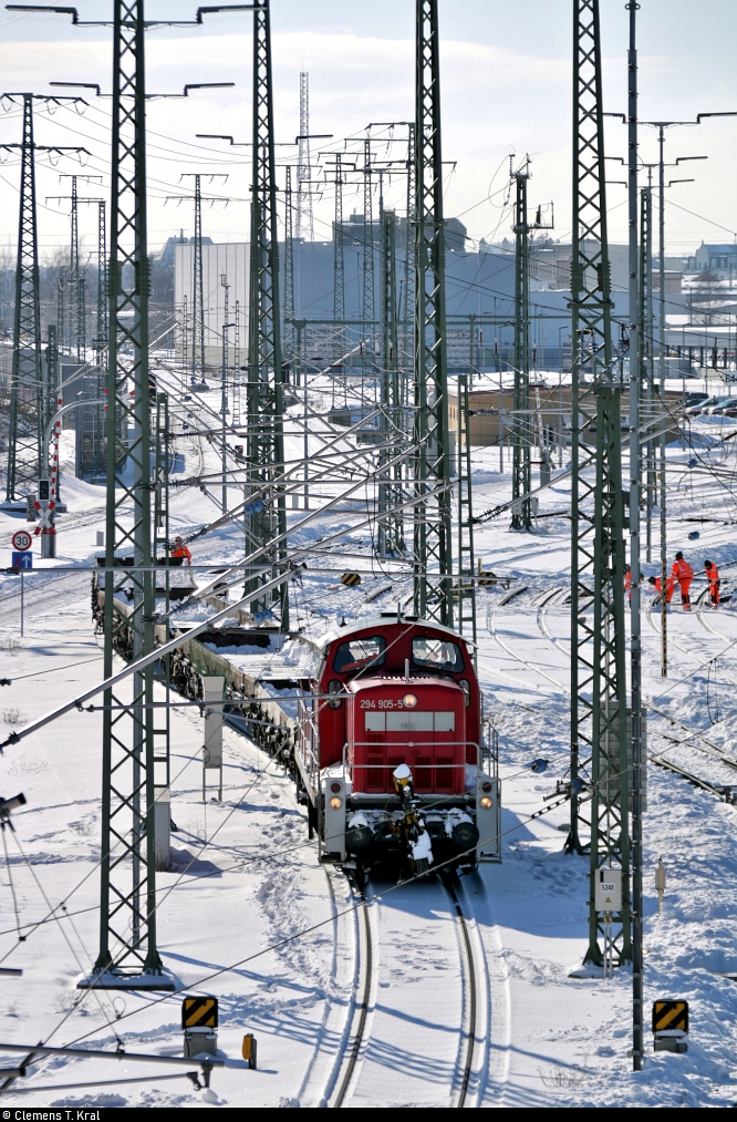 294 905-5 (294 405-0 | 294 405-6 | 290 405-0 | DB V 90) beim Zurücksetzen von vier mit Schnee bedeckten Flachwagen in der Zugbildungsanlage (ZBA) Halle (Saale). Wie am rechten Bildrand zu erkennen, räumen einige DB-Mitarbeiter und THW-Helfer die Gleise frei.
Tele-Aufnahme von der Berliner Brücke.

🧰 DB Cargo
🕓 11.2.2021 | 11:30 Uhr