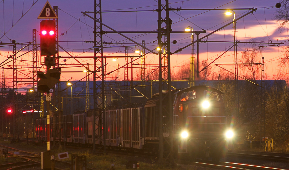 294 xxx (Nummer schlecht erkennbar) mit einer Übergabe nach Mainz-Bischofsheim.
Fotografiert am 29. November 2017 in Riedstadt-Goddelau.