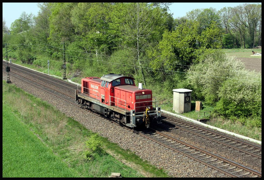 294605 kehrt hier solo über die Rollbahn bei Osnabrück Hellern vom Stahlwerk in Georgsmarienhütte zurück und fährt am 21.4.2018 um 13.11 Uhr ins BW nach Osnabrück.