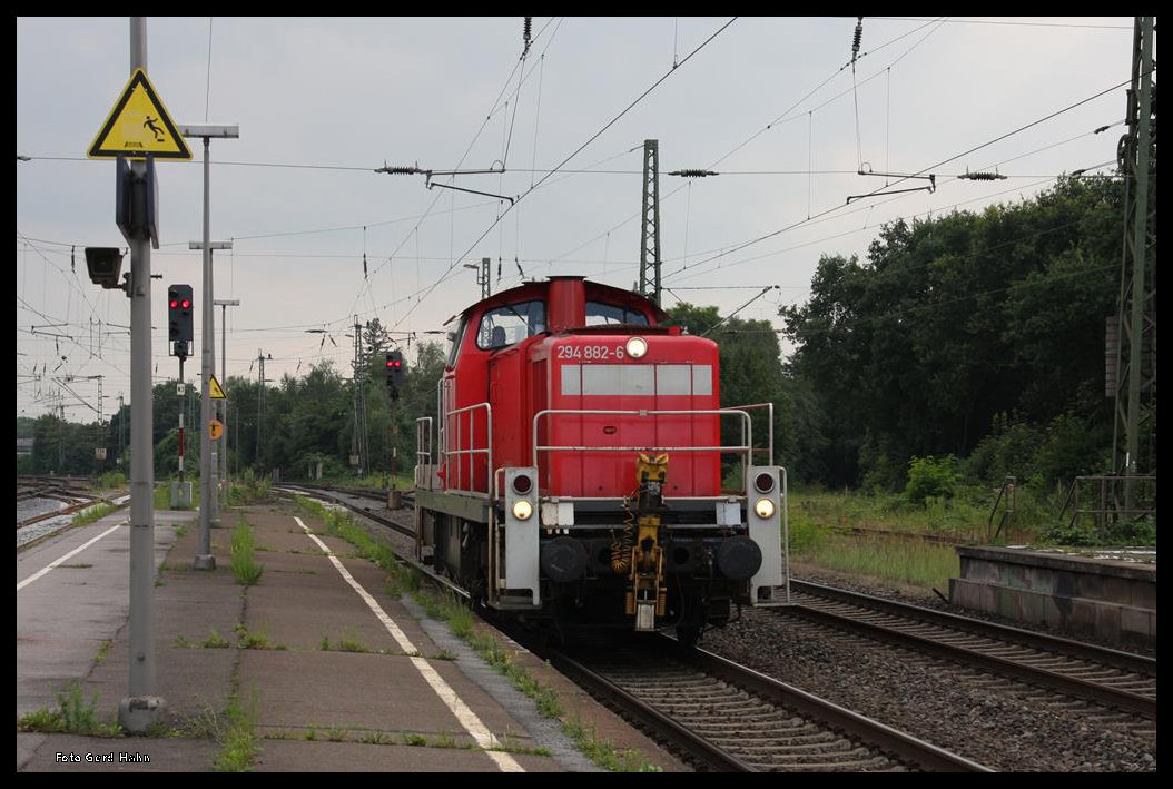 294882 erreicht hier am 29.7.2016 um 17.26 Uhr solo aus Richtung Hamm kommend den Bahnhof Brackwede, wo sie wenig später abgestellt wurde.