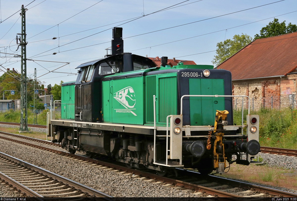 295 057 der Bocholter Eisenbahn Gesellschaft mit einem mit
