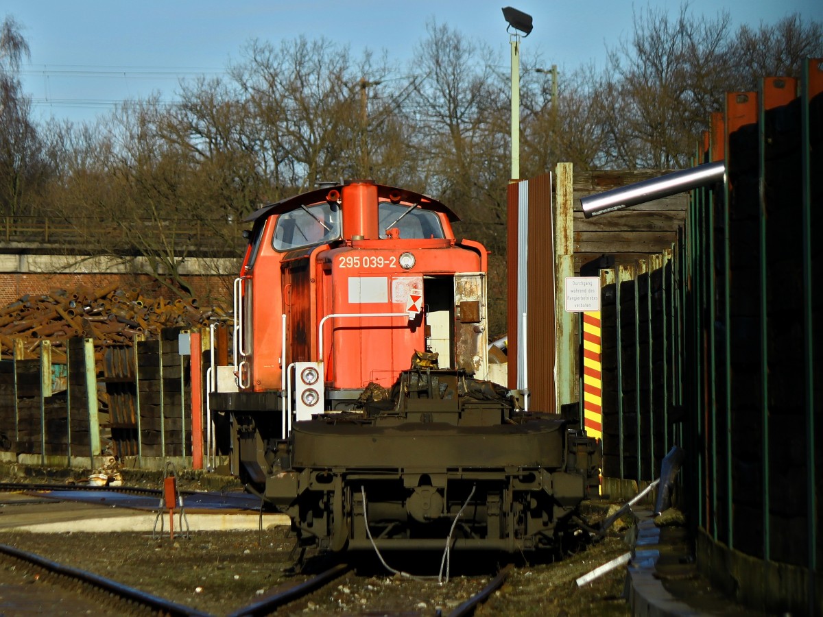 295 039-2 steht in Eschweiler beim Verwerter um dort zerlegt zu werden. Fotografiert am 12.01.2014 von der Phönixstraße durch den Zaun des Werkgeländes. 