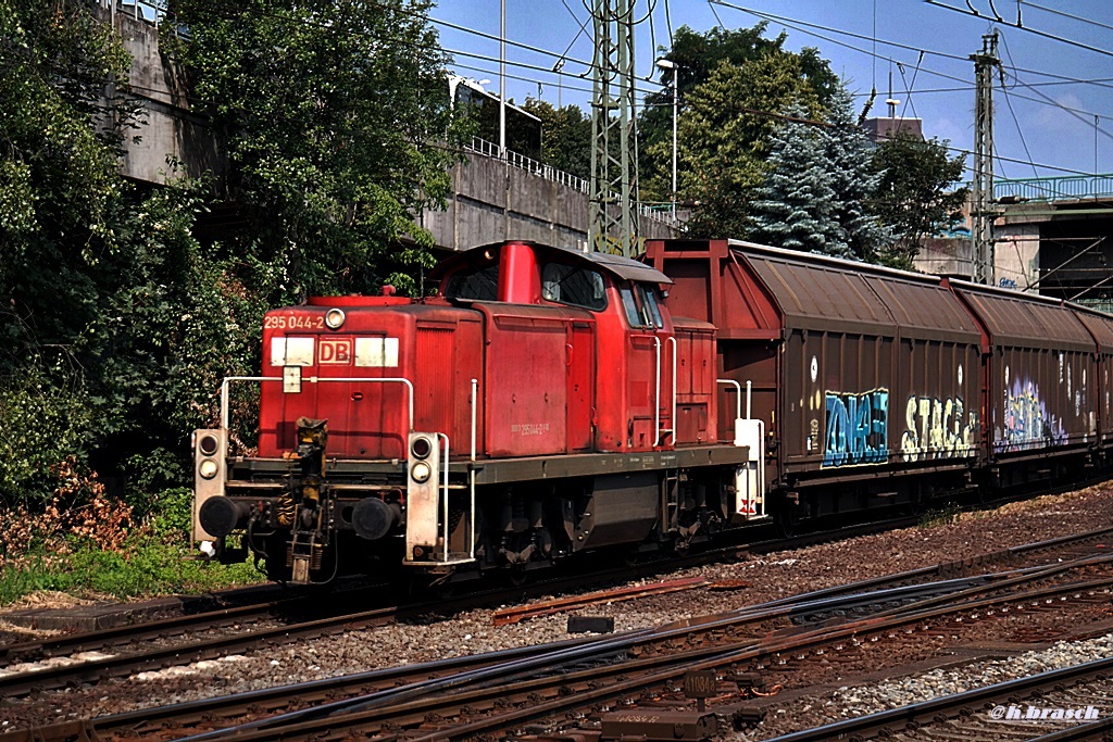 295 044-2 ist mit einen kurzen güterzug durch hh-harburg gefahren,datum 23.08.14