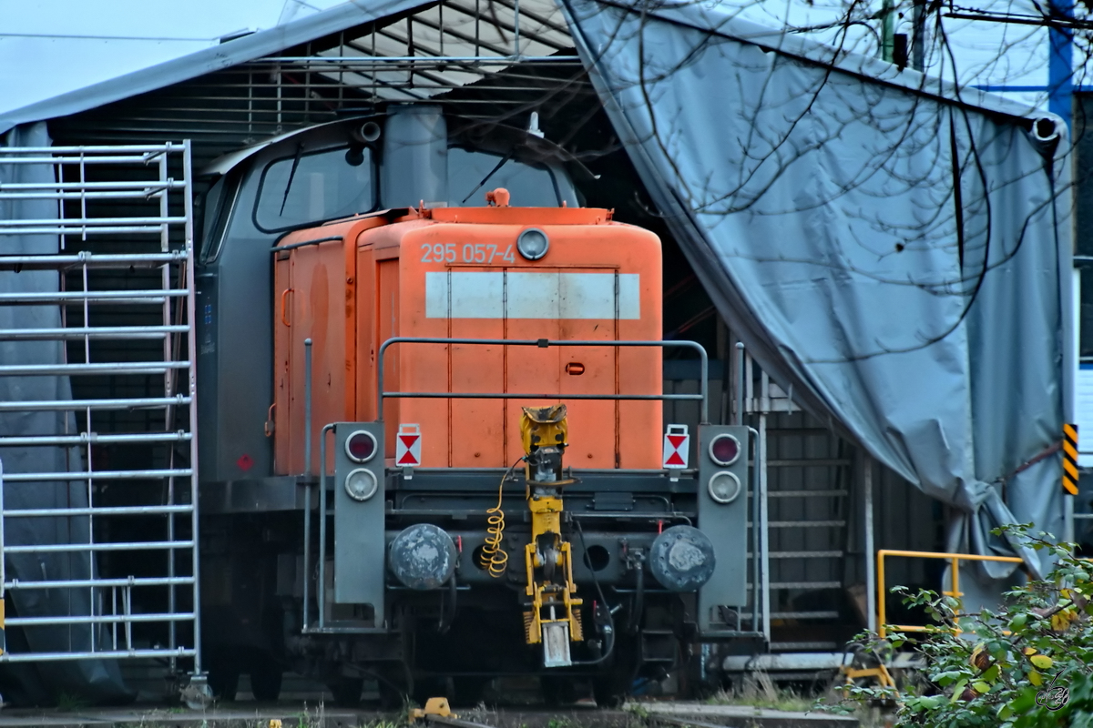 295 057-4 war Anfang Dezember 2020 auf dem Gelände der Westfälische Lokomotiv Fabrik Karl Reuschling in Hattingen abgestellt.