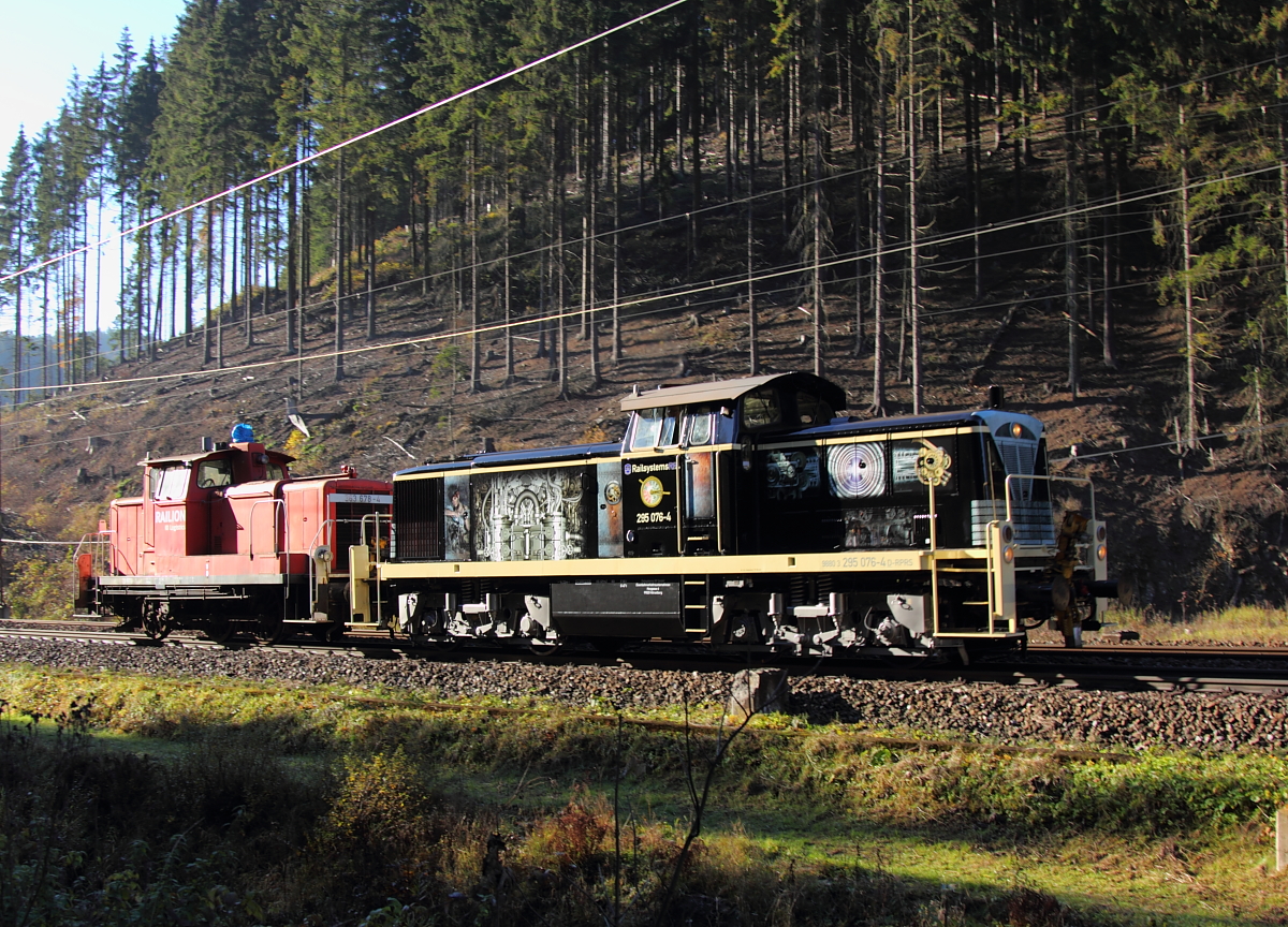 295 076-4 Railsystems RP + 363 678-4 auf der Frankenwaldrampe bei Förtschendorf am 03.11.2015.
