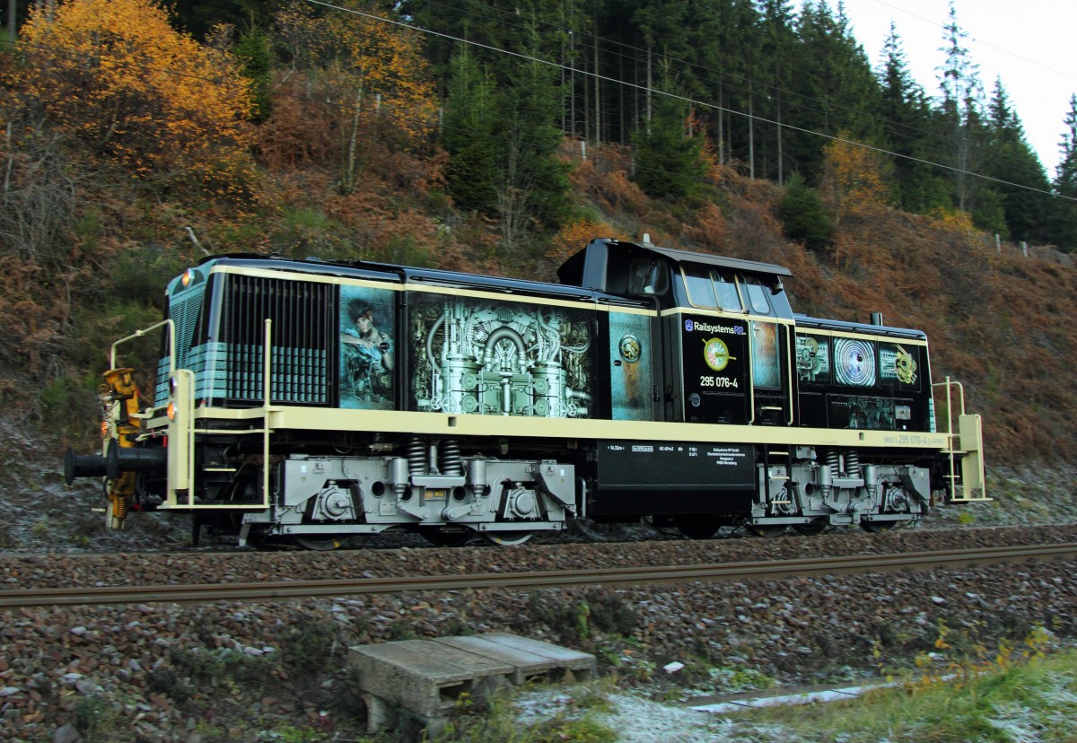 295 076-4 Railsystems RP auf der Frankenwaldrampe bei Steinbach am 03.11.2015.