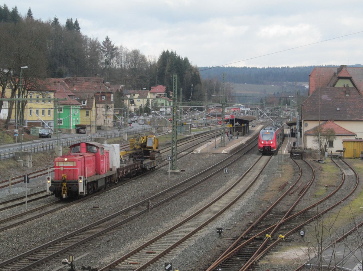 295 088-9 von Railsystems zieht am 12. Februar 2014 einen Bauzug durch Kronach in Richtung Lichtenfels.