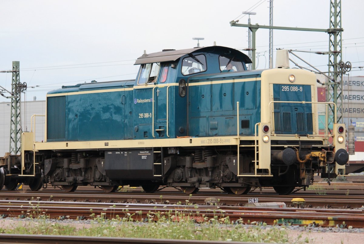 295 088-9 rangiert am 30.07.18 im Hamburger Hafen.