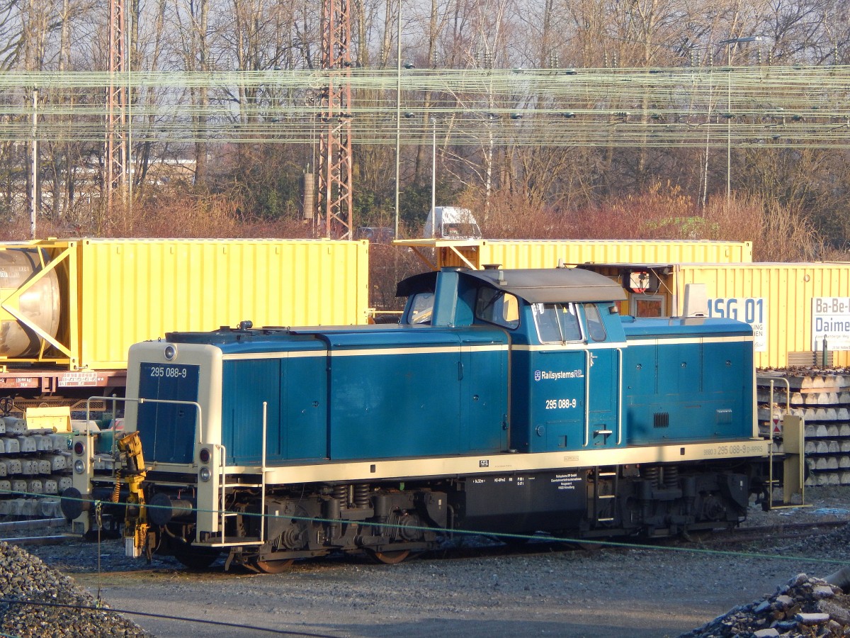 295 088-9 sonnt sich in den ersten Sonnenstrahlen am 25.2.16 in Essen.

Essen 25.02.2016