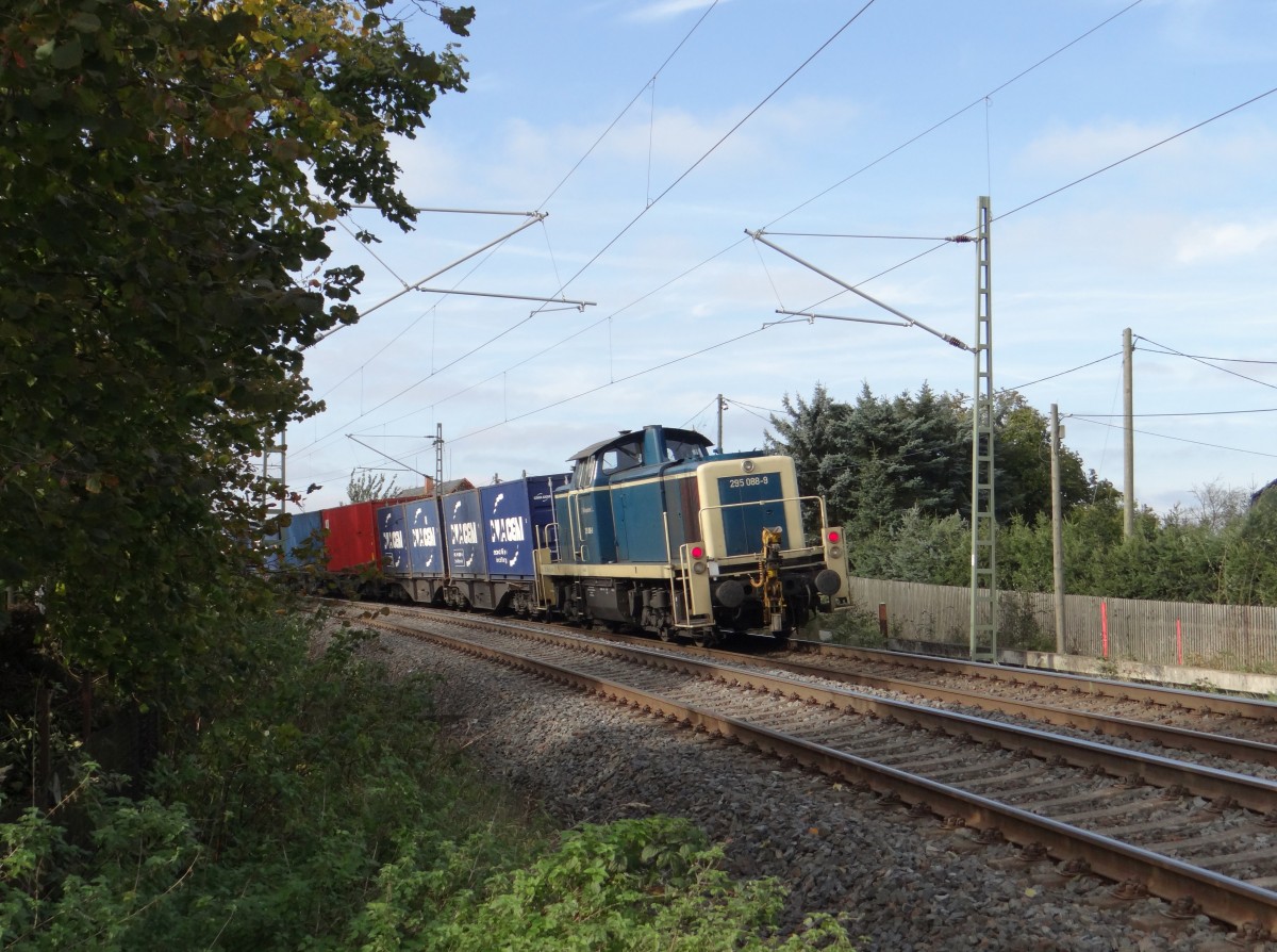 295 088-9 zu sehen als Schiebelok an einem Containerzug am 27.10.14 in Oberjößnitz/V.