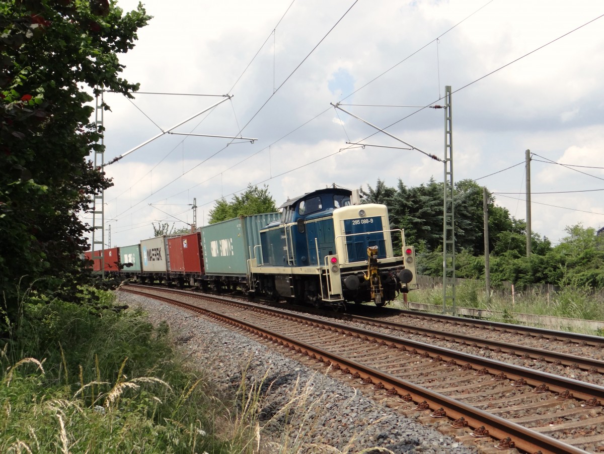 295 088 hatte Schubdienst am 18.06.14 bei dem Container nach Hof. Gezogen hatte 421 385 zusehen in Oberjößnitz.