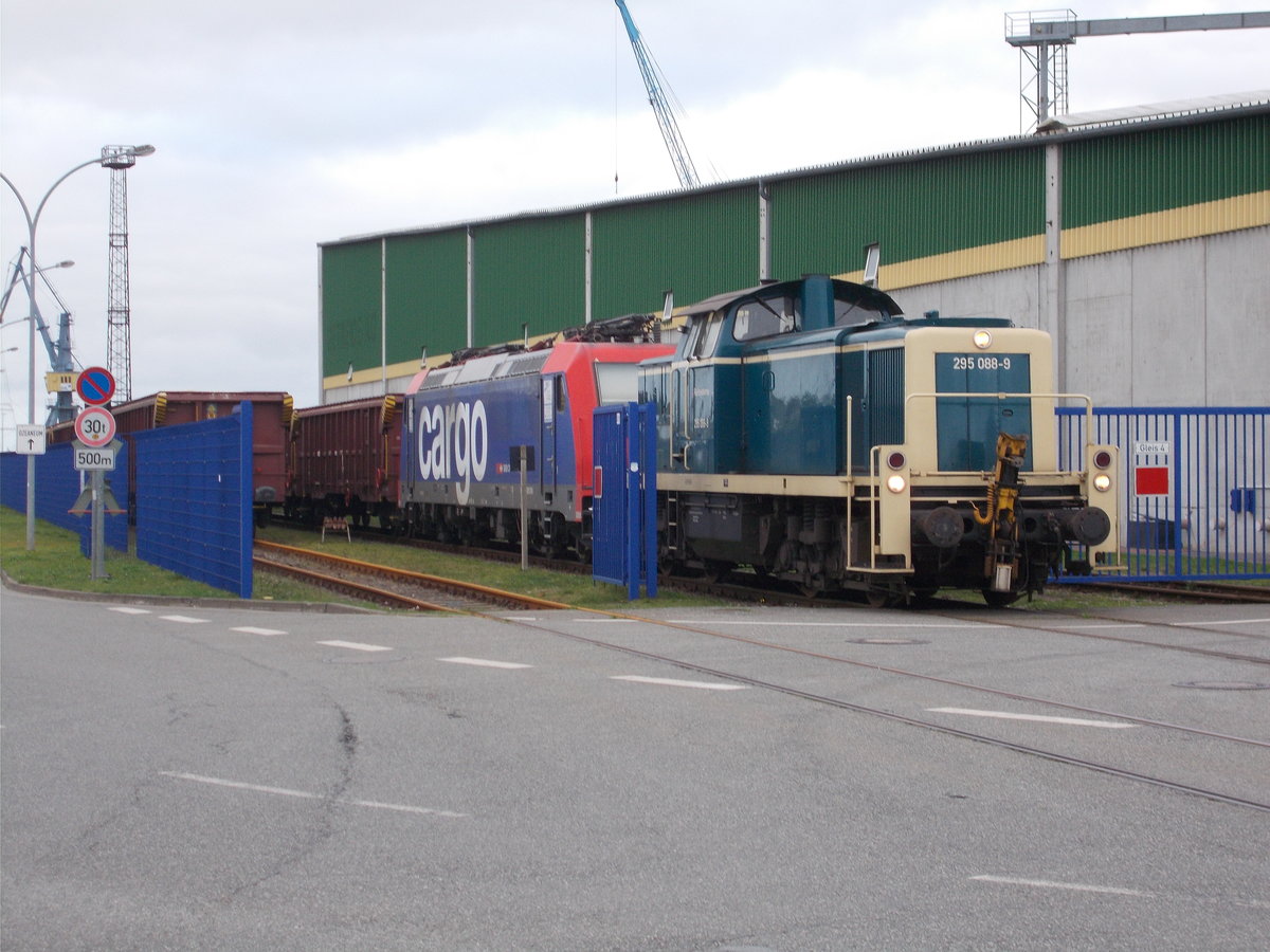 295 088 zog die Schweizer 482 040,am 03.November 2017,aus dem Stralsunder Nordhafen und weiter bis zum Bahnhof Rügendamm.