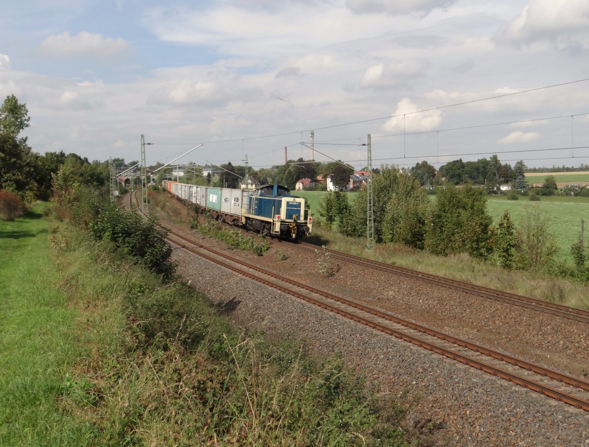 295 088 zu sehen am 19.09.14 in Syrau beim Nachschieben eines Containerzuges.