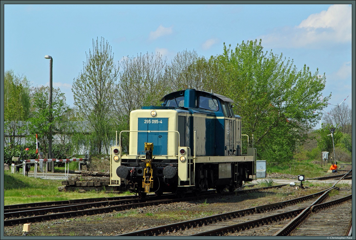 295 095-4 der Ascherslebener Verkehrsgesellschaft rollt am 02.05.2015 durch den Bahnhof Egeln und passiert dabei den noch in Betrieb befindlichen mechanischen Bahnübergang. 
