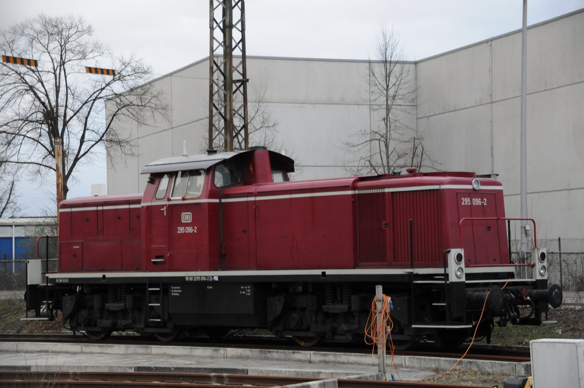 295 096-2 der Pfalzbahn, abgestellt in Mannheim Rheinau, 14.03.2019. 