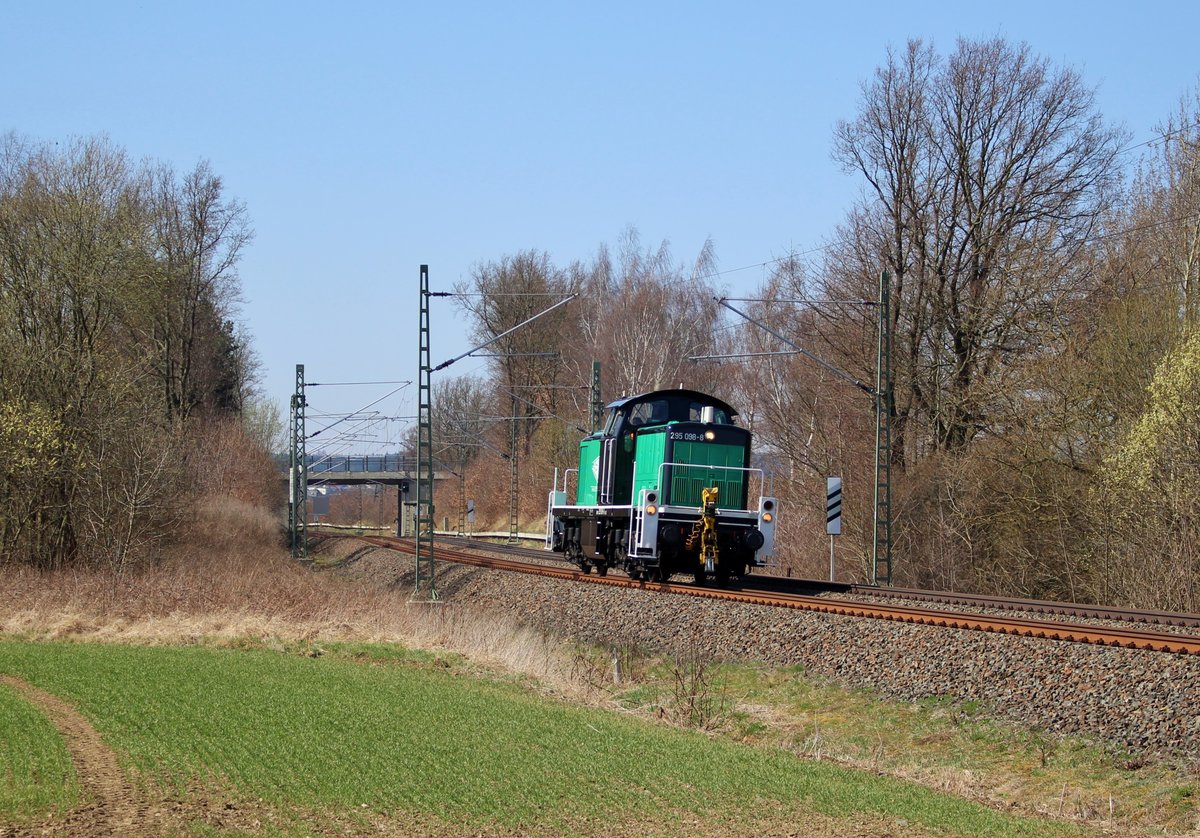 295 098-8 (98 80 3295 098-8 D-FLEX) Flex Bahndienstleistungen GmbH Leipzig [D] fuhr am 08.04.18 von Nürnberg nach Neumark/Sachs. Hier ist die Lok bei Plauen/V. zu sehen.  