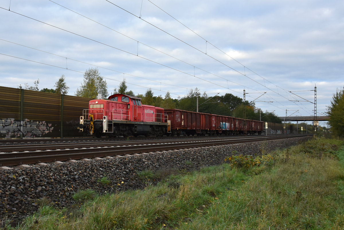 296 030-0 mit vier offenen Güterwagen unterwegs in Richtung Lüneburg. Höhe Bardowick, 22.10.2019