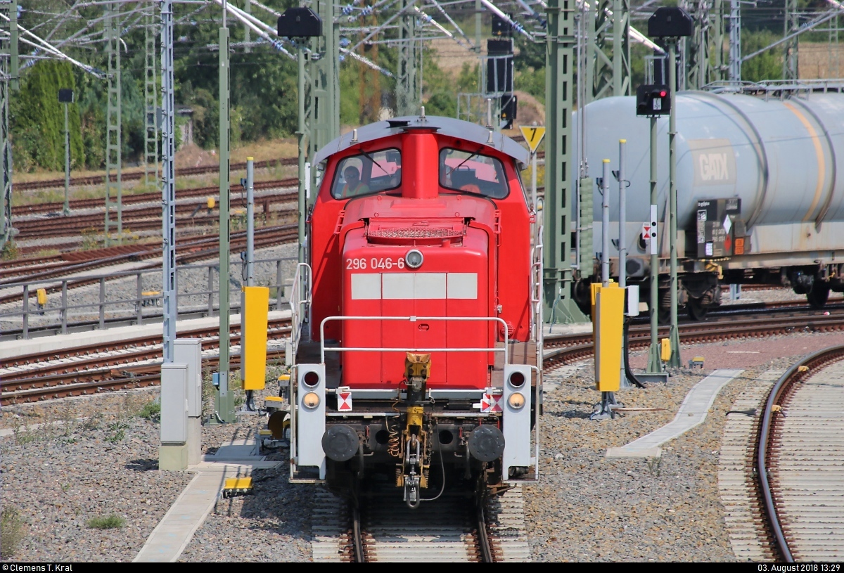 296 046-6 (DB V 90) DB rangiert am Ablaufberg der neuen Zugbildungsanlage (ZBA) Halle (Saale).
Aufgenommen von der Berliner Brücke.
[3.8.2018 | 13:29 Uhr]