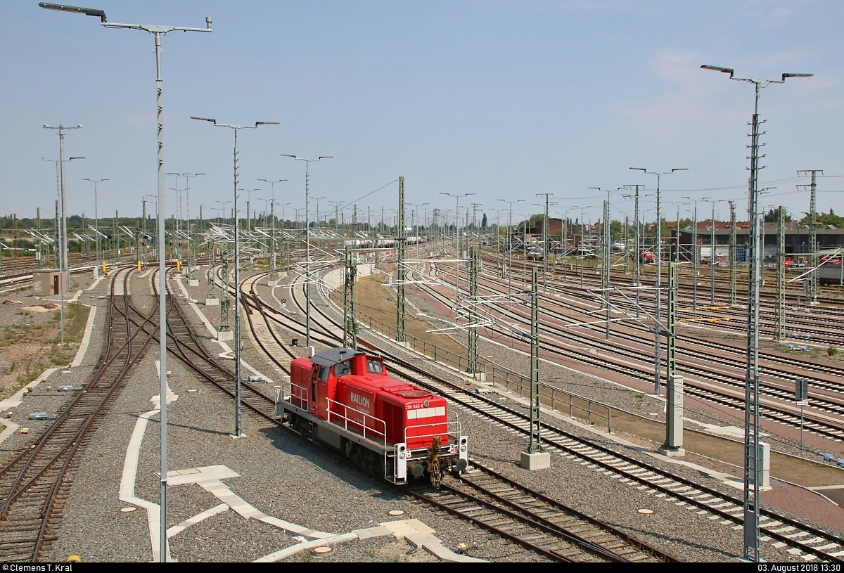 296 046-6 (DB V 90) DB rangiert am Ablaufberg der neuen Zugbildungsanlage (ZBA) Halle (Saale).
Aufgenommen von der Berliner Brücke.
[3.8.2018 | 13:30 Uhr]