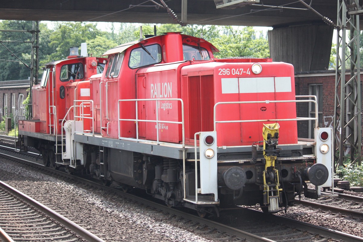 296 047 zog am 29.7.13 eine V60 durch Hamburg-Harburg.
