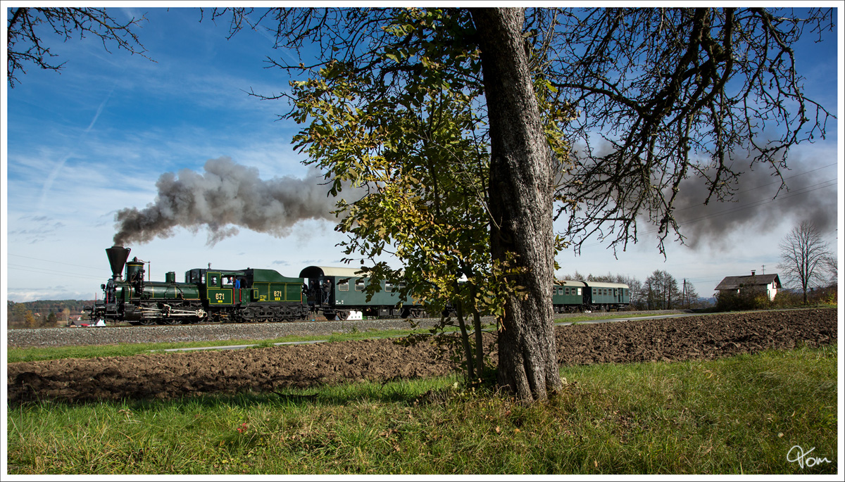 29.671 der Graz-Köflacher Bahn fährt mit dem Sonderpersonenzug 8524/8544 von Wies-Eibiswald nach Lieboch, aufgenommen nahe Bergla.  
29.10.2016