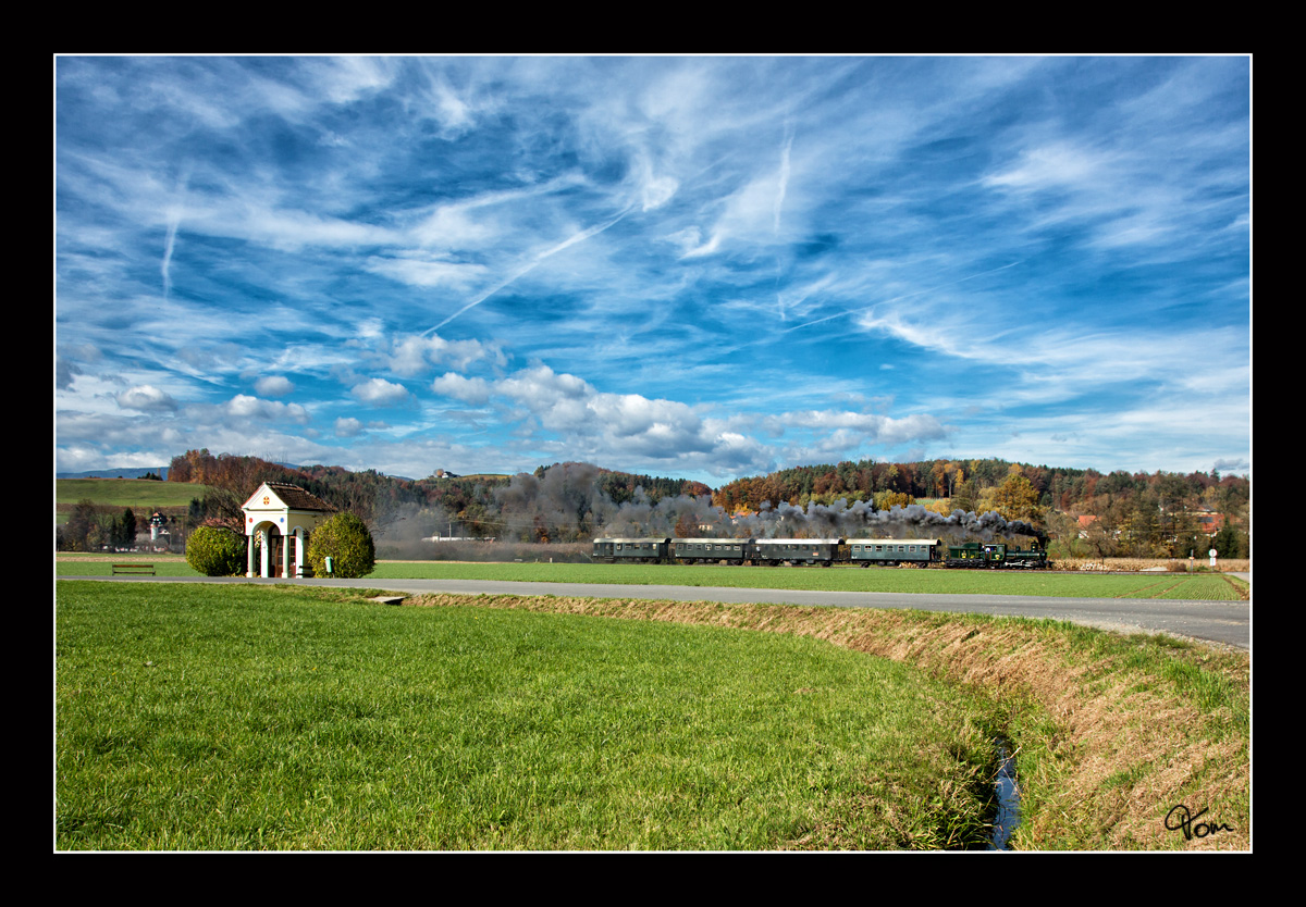 29.671 der Graz-Köflacher Bahn fährt mit dem Sonderpersonenzug 8524/8544 von Wies-Eibiswald nach Lieboch, hier kurz nach Pölfing-Brunn. 
29.10.2016