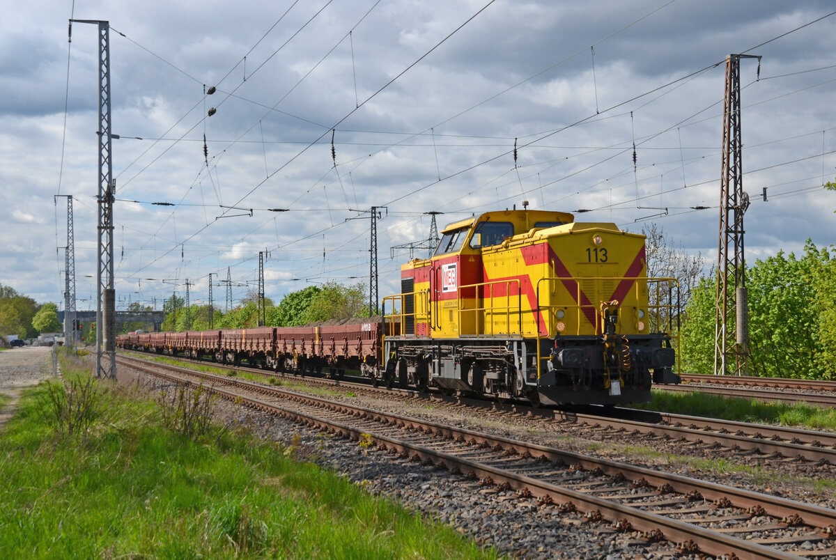 298 088 der MEG schleppte am 18.04.24 einen Flachwagenzug, welcher mit Erdreich beladen war, durch Saarmund Richtung Schönefeld.