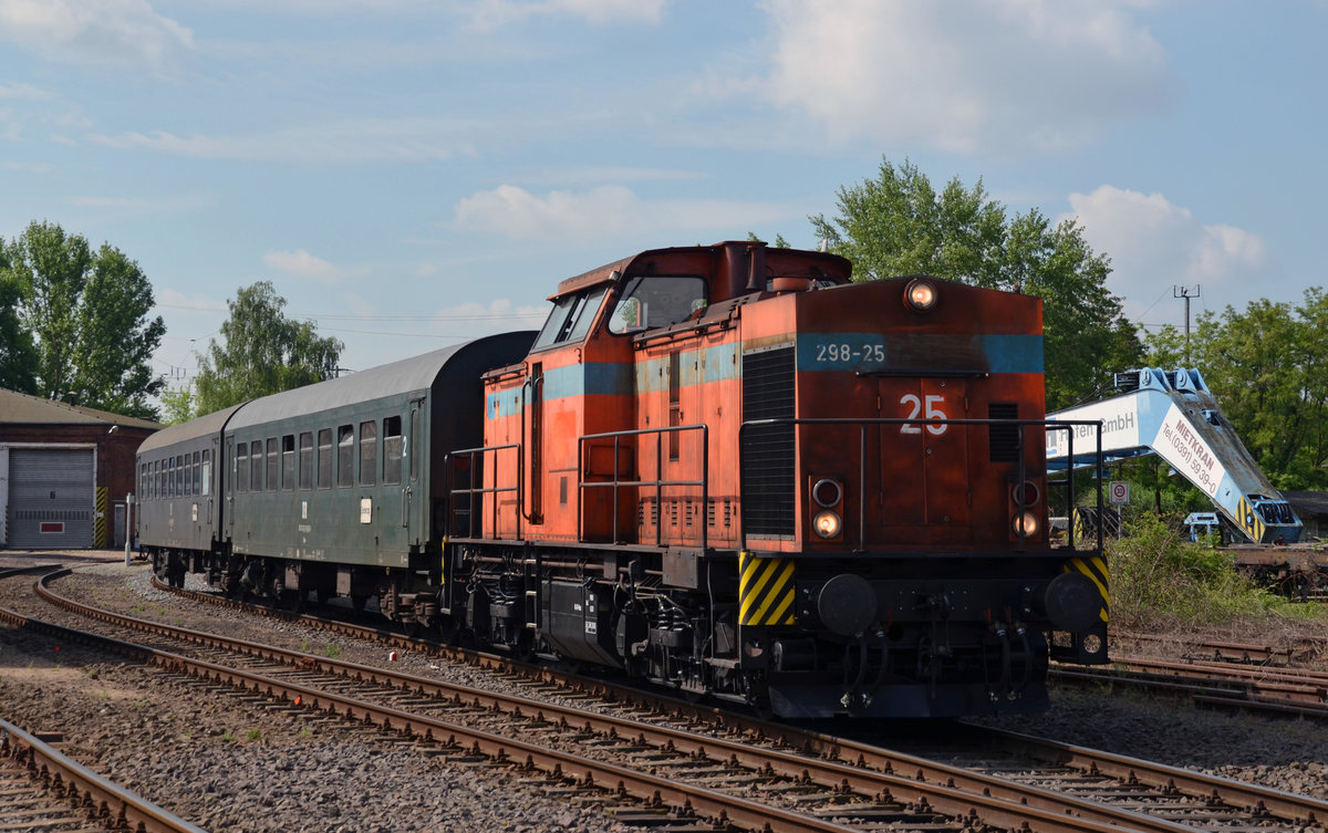 298 135 der Lok Ost brachte am 21.05.16 einen kurzen Sonderzug nach Magdeburg. Abgestellt wurde dieser vor dem Lokschuppen der Magdeburger Hafenbahn.