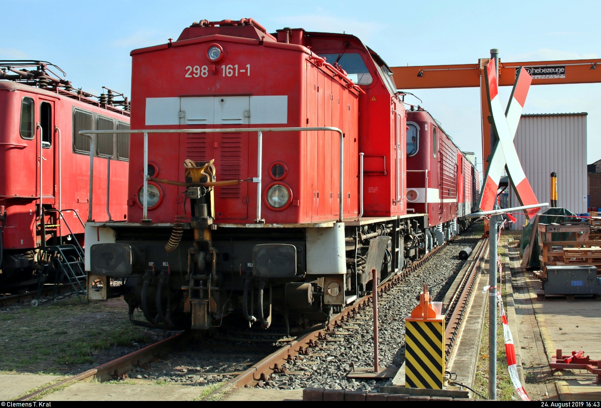 298 161-1 (108 161-1 | DR V 100) der Traditionsgemeinschaft Bw Halle P e.V. steht anlässlich des Sommerfests des DB Museums Halle (Saale) unter dem Motto „Von der Reichsbahn zur DB AG“ auf dem Gelände der DB Werkstatt Halle (Saale).
[24.8.2019 | 16:43 Uhr]