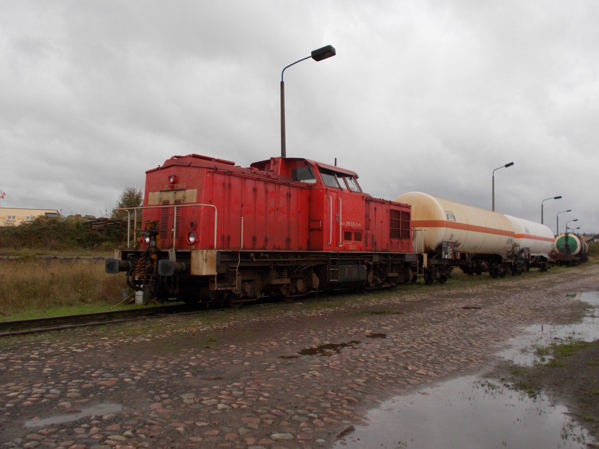 298 320 mit zwei Kesselwagen,am 20.Oktober 2014,in Stralsund.