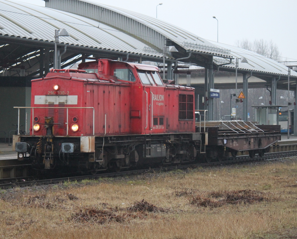 298 330-2 Mit bergabe von Rostock-Seehafen nach Warnemnde Werft bei der Durchfahrt im Haltepunkt Rostock-Ltten Klein.21.02.2015 