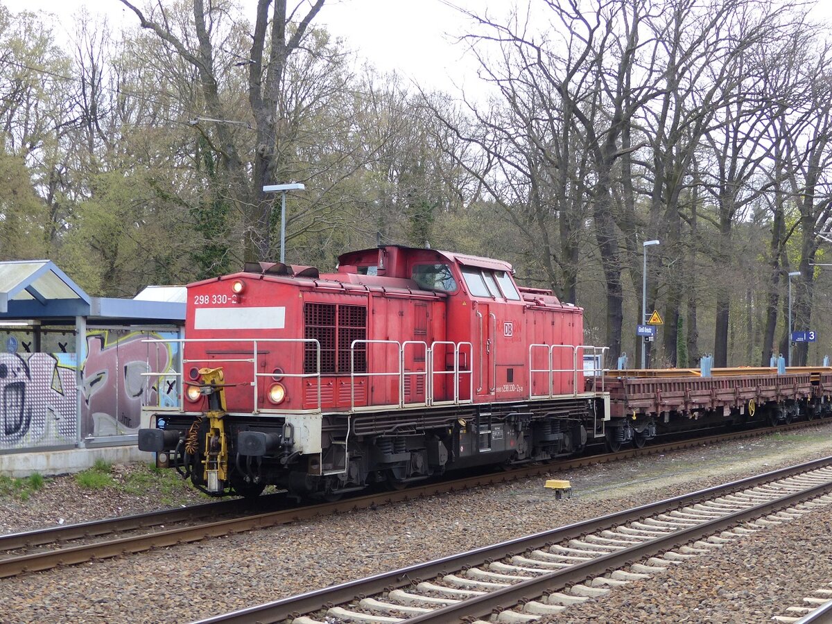 298 330 mit Bahn-Bauzug in Groß Kreutz, 04.04.17