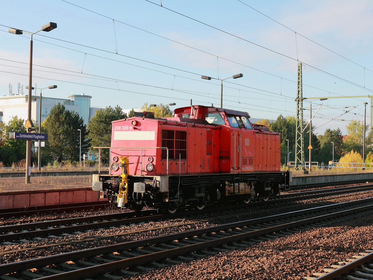 298 336-9 steht am 30. September 2015 im Bahnhof Berlin Schönefeld Flughafen.