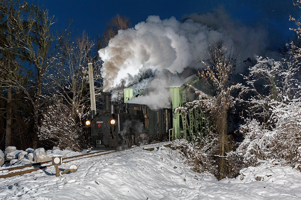 298.102 bei Schnee und Kälte an der Steyrbrücke mit dem vorletzten Adventzug nach Grünburg. 16.12.2018