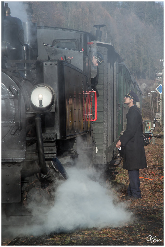 298.102 dampft auf der Steyrtalbahn mit einem Adventzug von Steyr nach Grünburg. 
Grünburg 4.12.2016