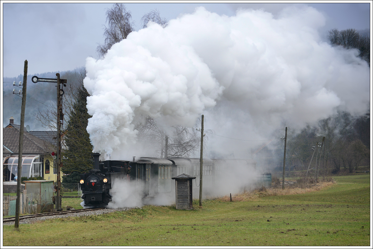 298.102 der ÖGEG auf der Steyrtalbahn am 8.12.2016 beim ES Aschach.