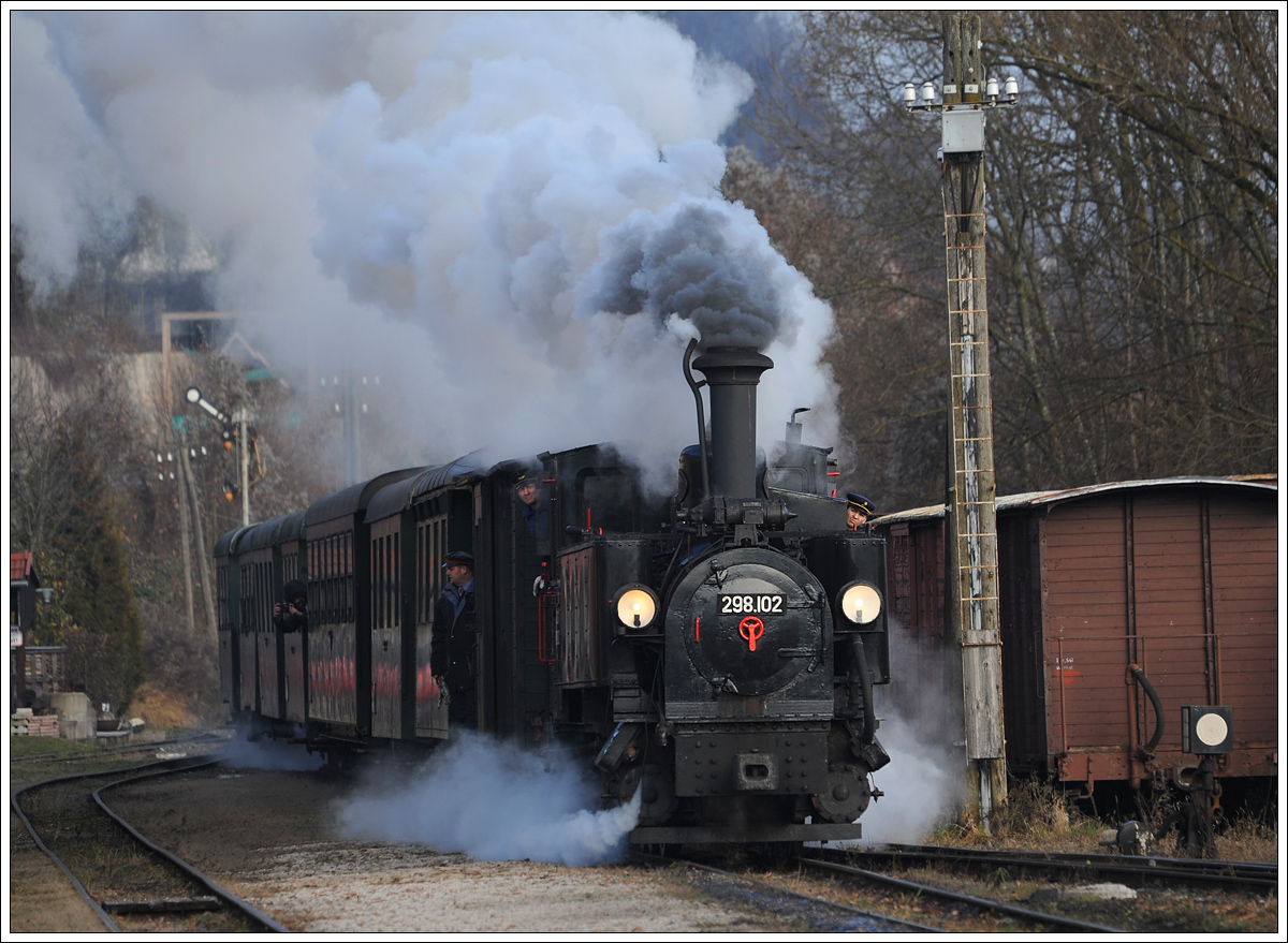 298.102 der ÖGEG auf der Steyrtalbahn am 8.12.2016 bei der Einfahrt in Grünburg.